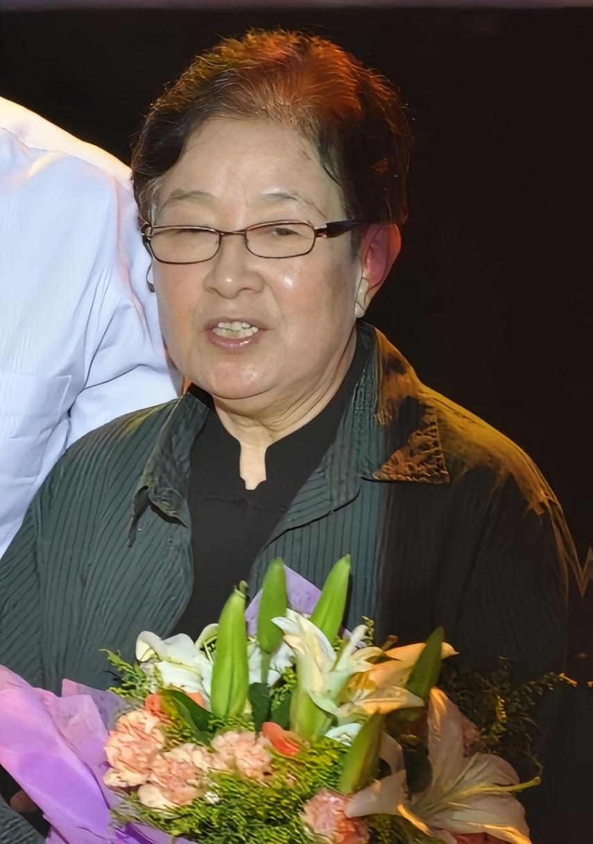 90岁谷建芬与毛阿敏蔡国庆等聚会