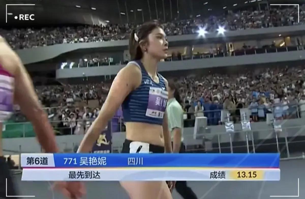 吴艳妮夺冠后向现场观众比心鞠躬