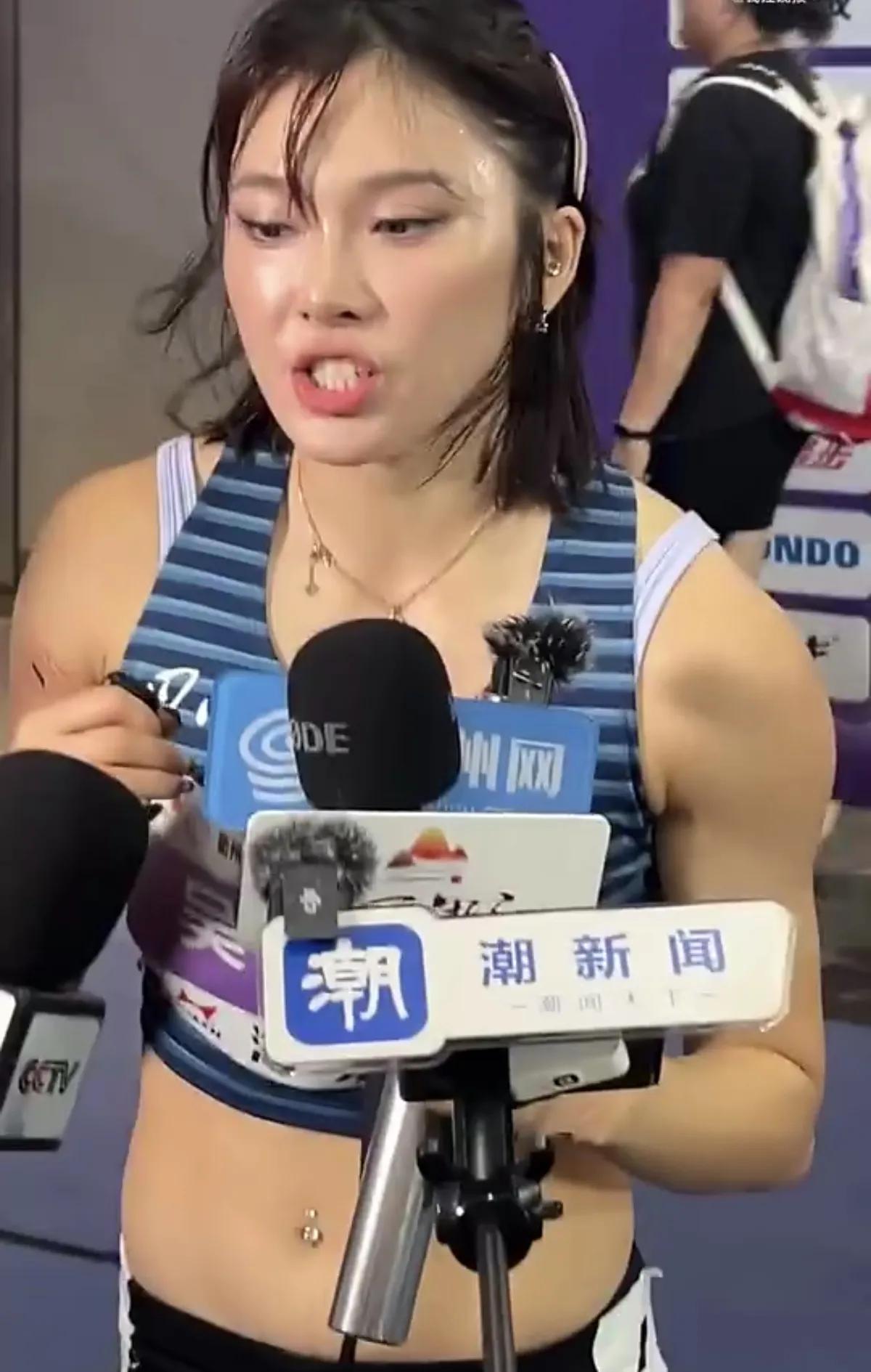 吴艳妮夺冠后向现场观众比心鞠躬